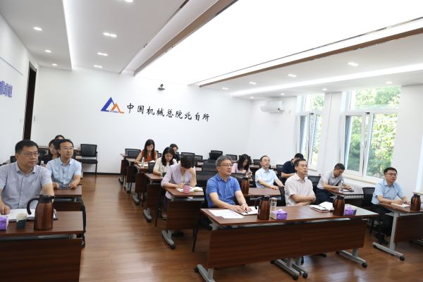 中心組學習2.jpg 中心組學習2.jpg